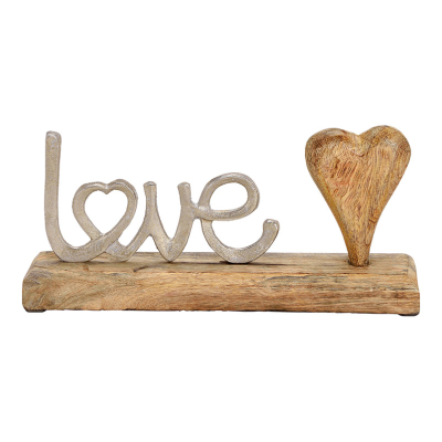 love met houten hart op houten voet